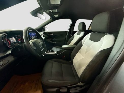 Used 2024 Chevrolet Trax RS FWD image 21