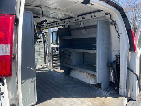 Used 2018 Chevrolet Express 2500 w/ Chrome Appearance Package RWD image 22