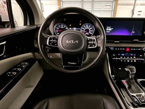 Used 2024 Kia Carnival EX image 5