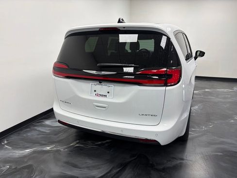 New 2026 Chrysler Pacifica Limited FWD image 7