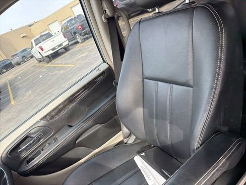 Used 2014 Chrysler Town & Country Touring image 14