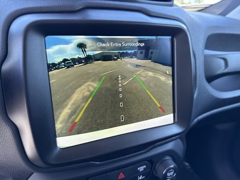Used 2023 Jeep Renegade Latitude AWD/4WD image 30