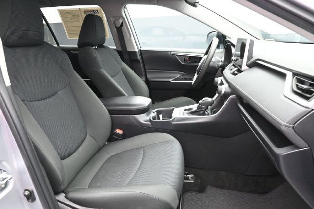 Used 2025 Toyota RAV4 LE AWD/4WD image 31