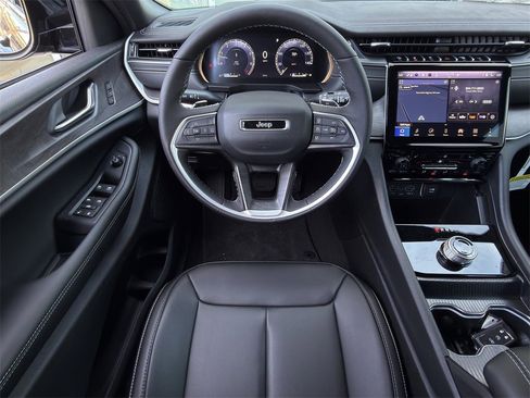 New 2025 Jeep Grand Cherokee Limited image 11