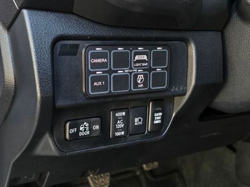 Used 2018 Toyota Tacoma TRD Off-Road w/ Technology Package AWD/4WD image 21
