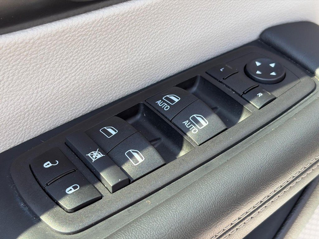 Used 2024 Chrysler Pacifica Touring-L FWD image 24
