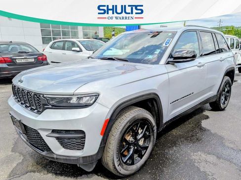 Used 2025 Jeep Grand Cherokee Altitude AWD/4WD image 1