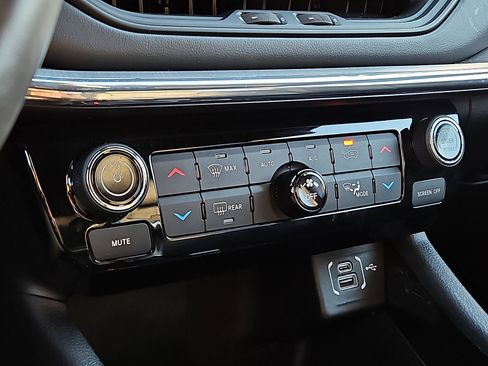 Used 2022 Jeep Compass Limited image 15