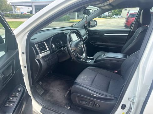 Used 2017 Toyota Highlander Plus FWD image 13