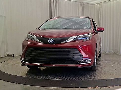 Certified 2024 Toyota Sienna XLE image 4