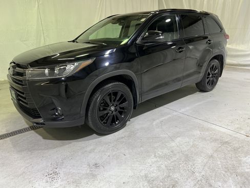 Used 2019 Toyota Highlander SE w/ Nightshade Edition AWD/4WD image 6
