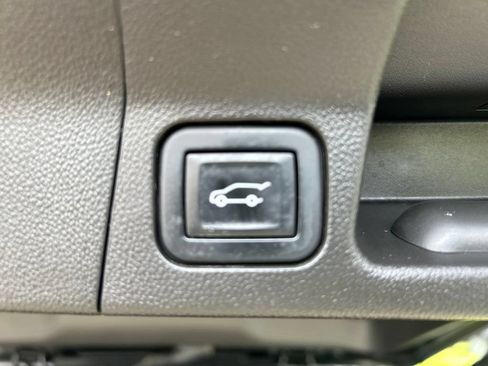 Used 2023 GMC Acadia Denali w/ Denali Technology Package FWD image 12