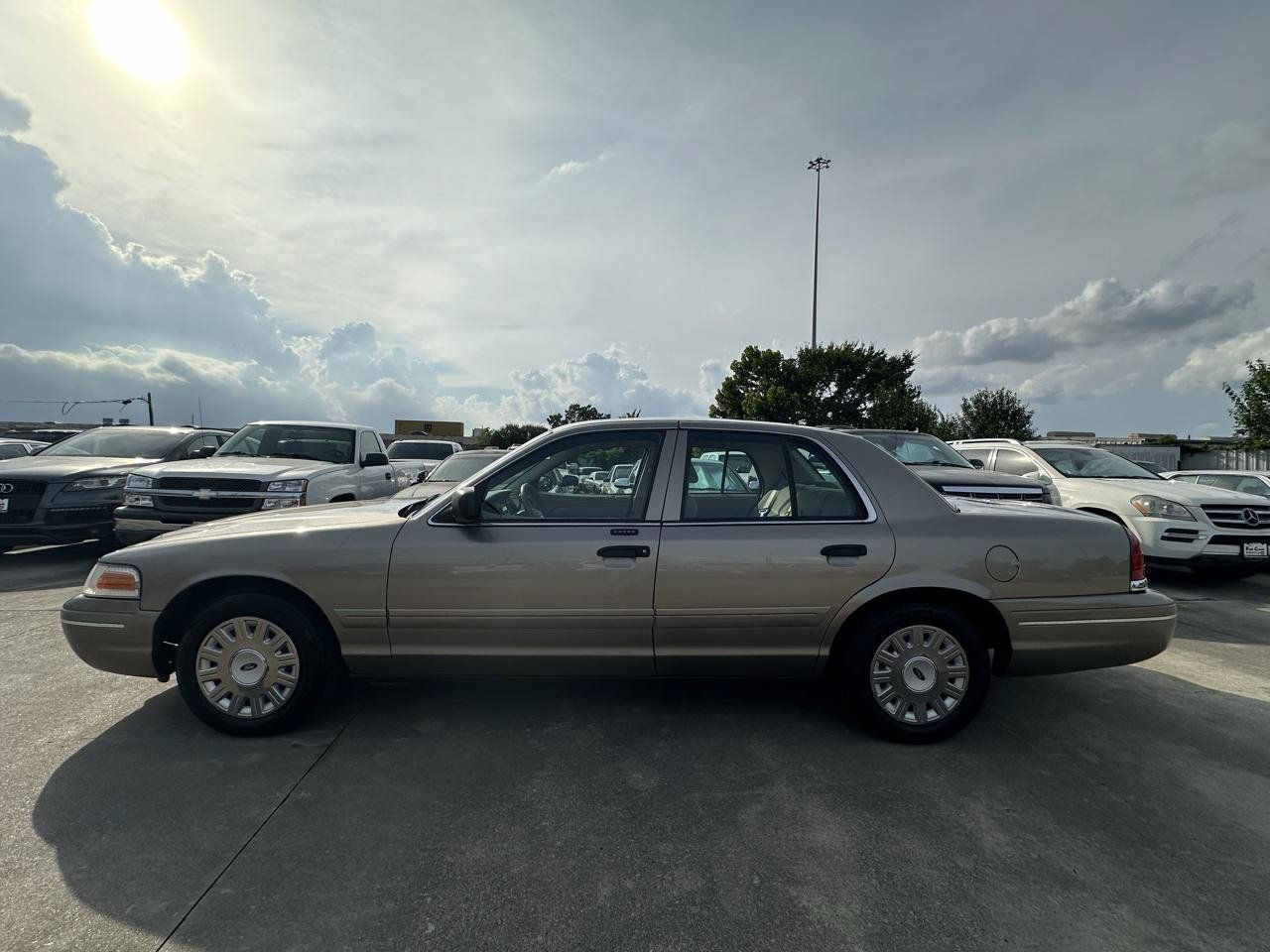 Used 2005 Ford Crown Victoria RWD image 2