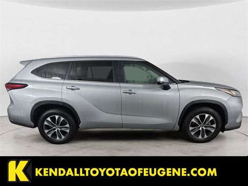 Used 2025 Toyota Highlander XLE image 6