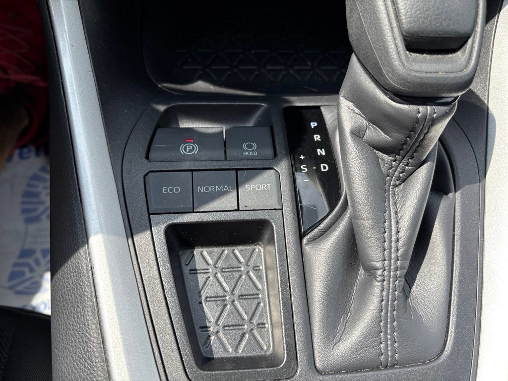 Used 2025 Toyota RAV4 XLE FWD image 43