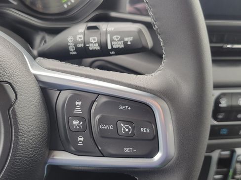Used 2025 Jeep Wrangler Unlimited Sahara AWD/4WD image 25