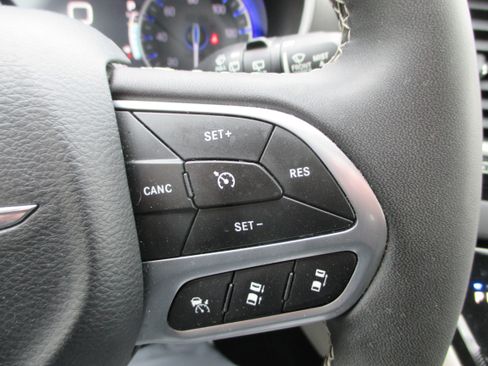Used 2024 Chrysler Pacifica Touring-L FWD image 22