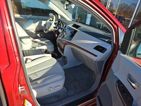 Used 2013 Toyota Sienna XLE image 21