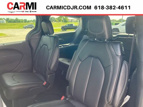 New 2027 Chrysler Pacifica Select FWD image 28