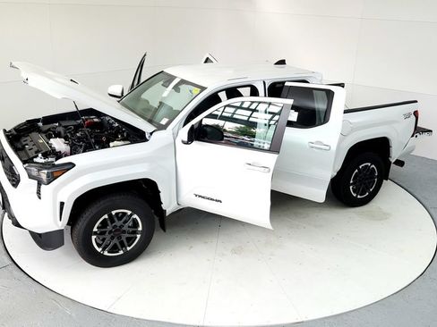Used 2024 Toyota Tacoma TRD Sport w/ TRD Sport Upgrade Package AWD/4WD image 18