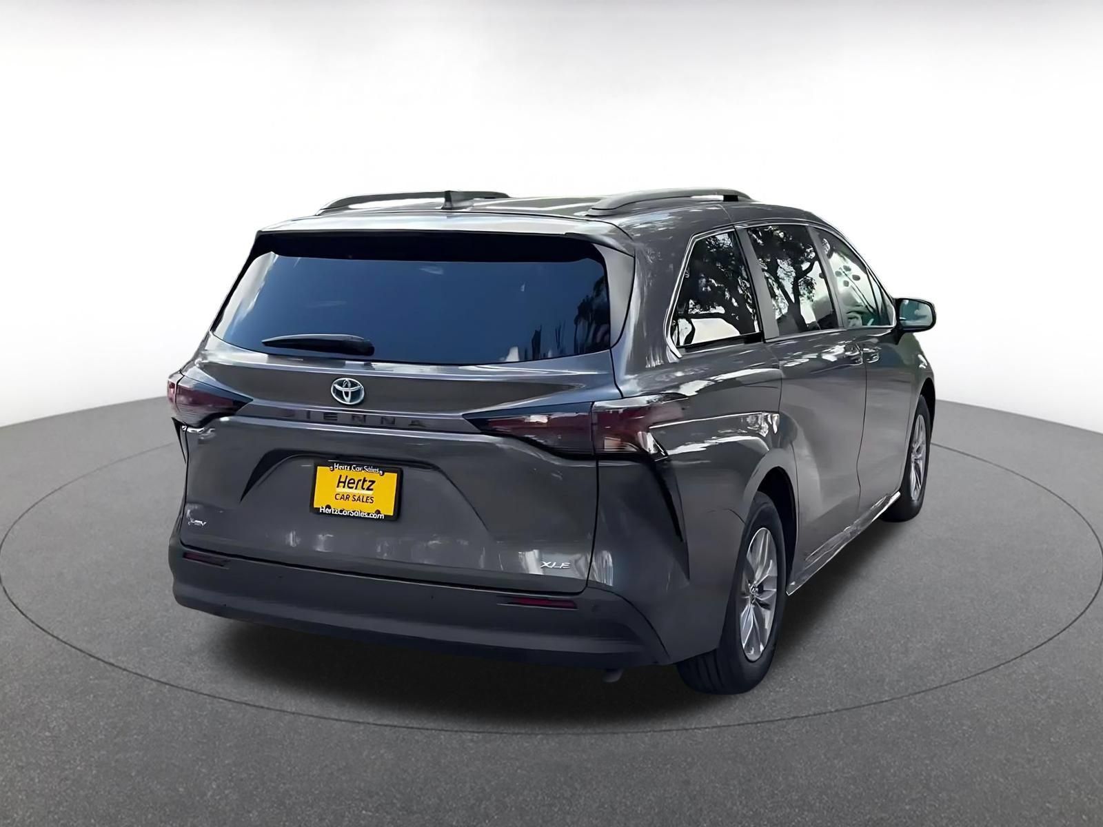 Used 2025 Toyota Sienna XLE FWD image 12
