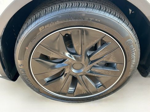 Used 2024 Tesla Model Y Long Range AWD/4WD image 11