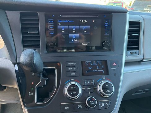 Used 2015 Toyota Sienna LE image 18