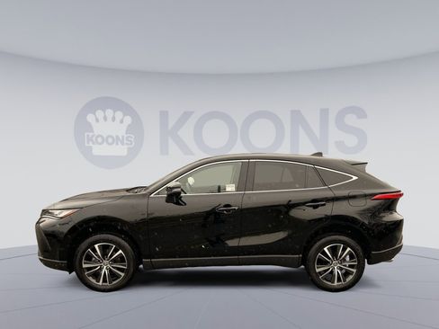 Used 2023 Toyota Venza LE image 2