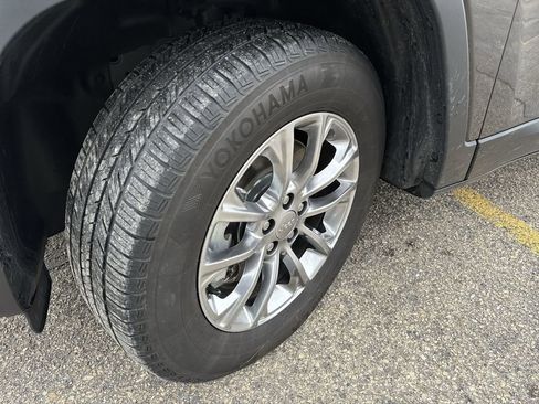 Used 2021 Jeep Cherokee Latitude Plus image 2