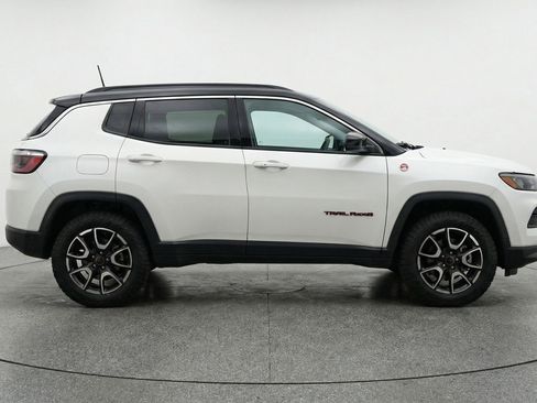 Used 2025 Jeep Compass Trailhawk AWD/4WD image 11