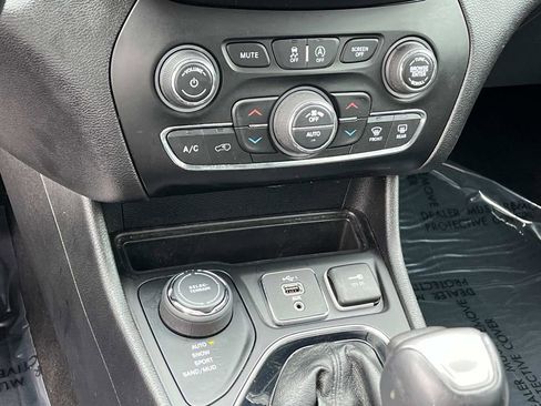 Used 2020 Jeep Cherokee Limited image 32