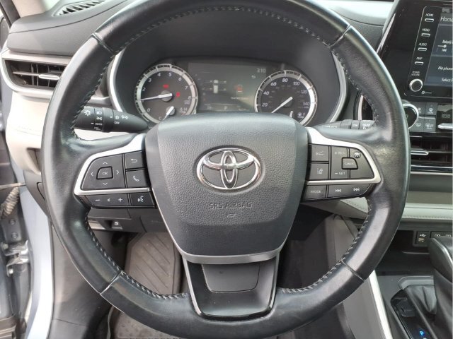 Used 2022 Toyota Highlander XLE AWD/4WD image 25