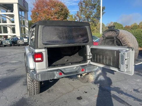 Used 2018 Jeep Wrangler Unlimited Sahara image 7