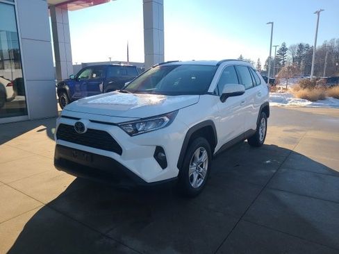 Used 2020 Toyota RAV4 XLE image 3