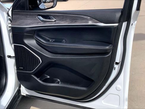 Used 2023 Jeep Grand Cherokee L Limited w/ Black Appearance Package image 21