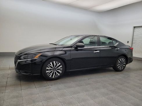 Used 2024 Nissan Altima 2.5 SV image 2