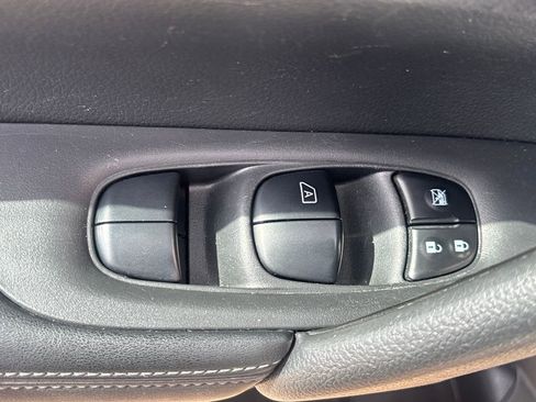 Used 2019 Nissan Rogue SV image 6