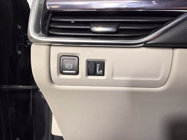 Used 2023 Cadillac XT4 Luxury w/ Cold Weather Package AWD/4WD image 20