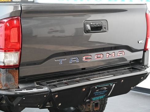 Used 2017 Toyota Tacoma TRD Off-Road w/ Tow Package AWD/4WD image 11
