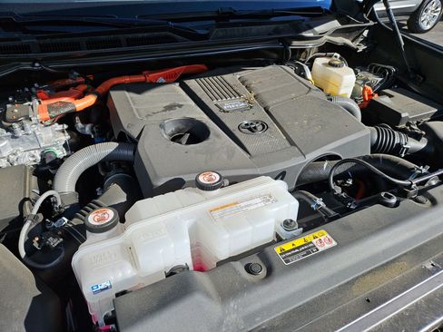 Used 2025 Toyota Sequoia SR5 AWD/4WD image 36