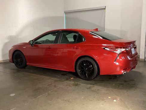 Used 2020 Toyota Camry SE w/ Sunroof Package image 9