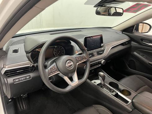 Used 2025 Nissan Altima 2.5 SV FWD image 27