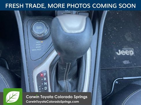 Used 2018 Jeep Cherokee Latitude AWD/4WD image 12