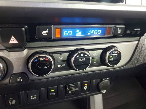 Used 2016 Toyota Tacoma TRD Sport image 19