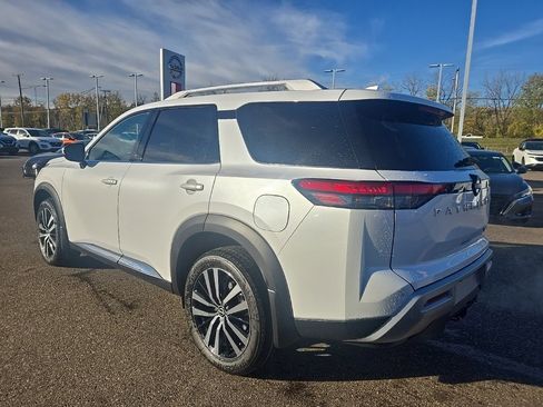 New 2025 Nissan Pathfinder Platinum image 5