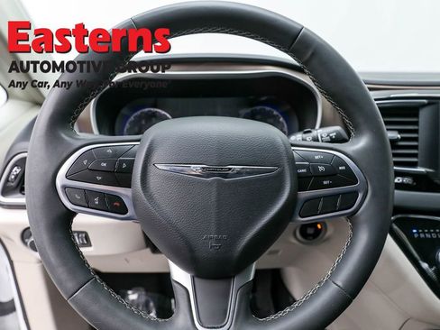 Used 2023 Chrysler Voyager LX image 10