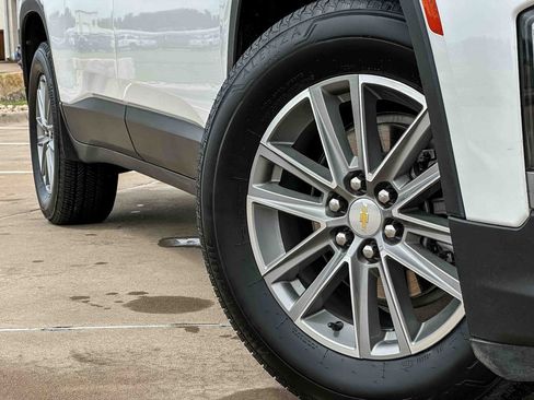 Used 2022 Chevrolet Traverse LT FWD image 9