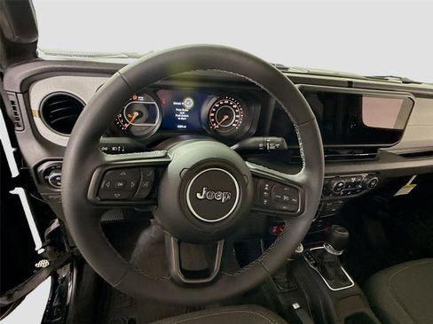 Used 2025 Jeep Gladiator Sport AWD/4WD image 5