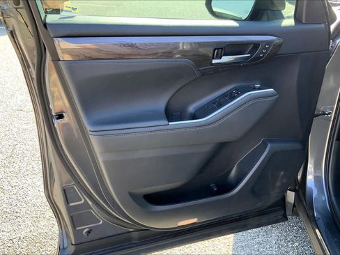 Used 2023 Toyota Highlander Limited image 21