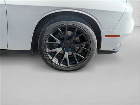 Used 2015 Dodge Challenger SXT image 29